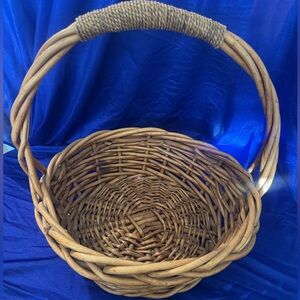 Vintage Brown Wicker All-Purpose Sturdy Woven Fixed Handle Basket Flat Bottom